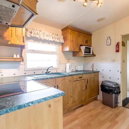 Great Dog Friendly Caravan For Hire At North Denes In Suffolk Ref 40068Nd Lowestoft Exterior photo