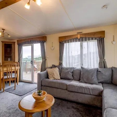Great Dog Friendly Caravan For Hire At North Denes In Suffolk Ref 40068Nd Lowestoft Exterior photo