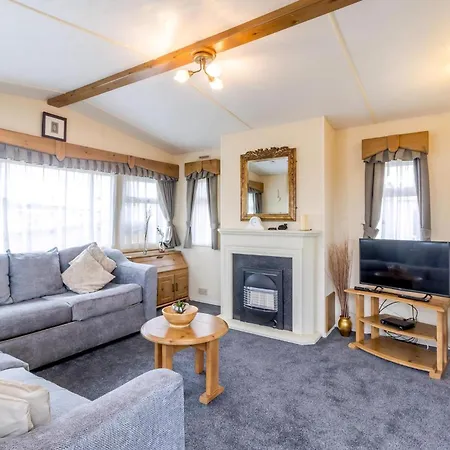 Great Dog Friendly Caravan For Hire At North Denes In Suffolk Ref 40068Nd Lowestoft Exterior photo