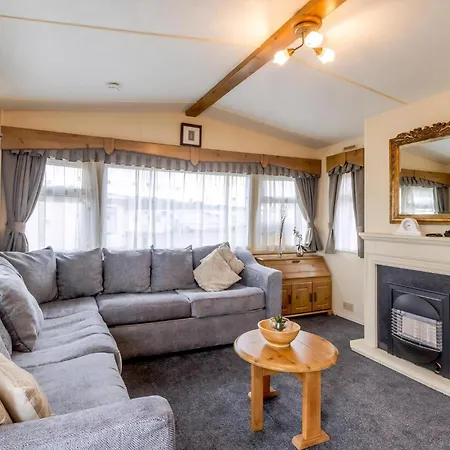 Great Dog Friendly Caravan For Hire At North Denes In Suffolk Ref 40068Nd Lowestoft Exterior photo