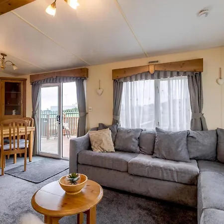 Great Dog Friendly Caravan For Hire At North Denes In Suffolk Ref 40068Nd Lowestoft Exterior photo