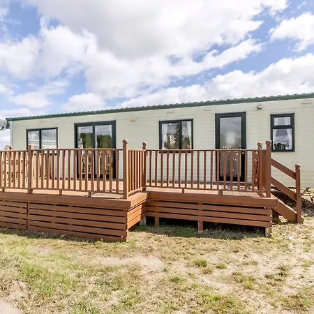 Great Dog Friendly Caravan For Hire At North Denes In Suffolk Ref 40068Nd Lowestoft Exterior photo