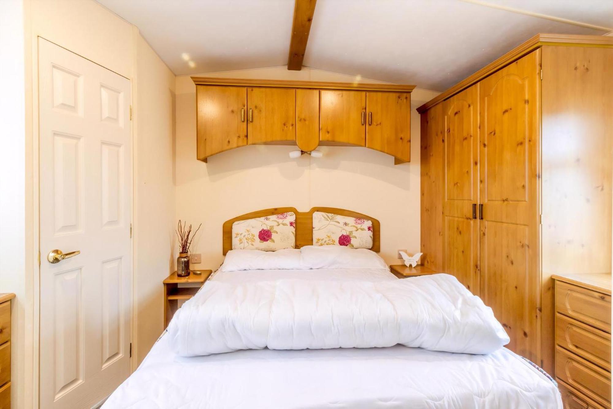 Great Dog Friendly Caravan For Hire At North Denes In Suffolk Ref 40068nd