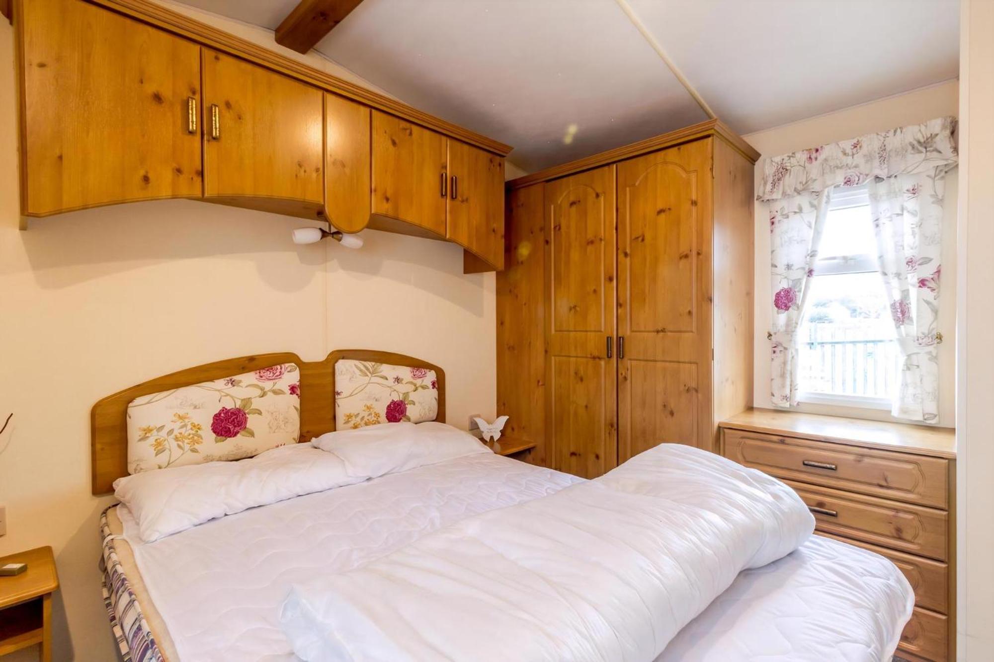 Campsite Great Dog Friendly Caravan For Hire At North Denes In Suffolk Ref 40068nd *