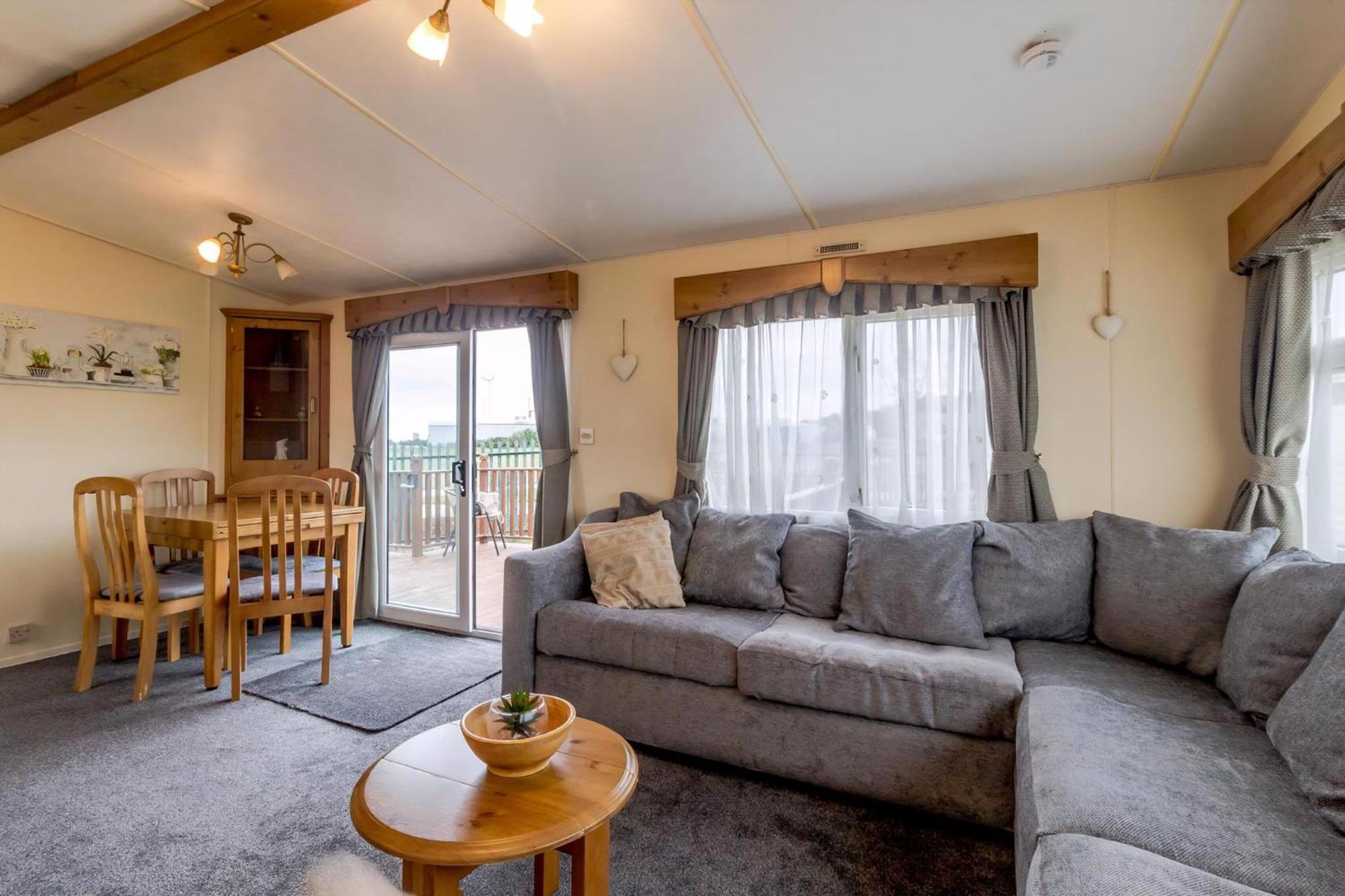 Great Dog Friendly Caravan For Hire At North Denes In Suffolk Ref 40068nd Lowestoft